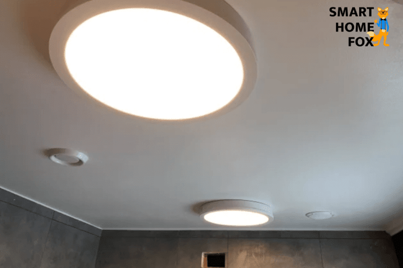 Man sieht die Gunnarp Deckenleuchte an der Decke im Badezimmer.